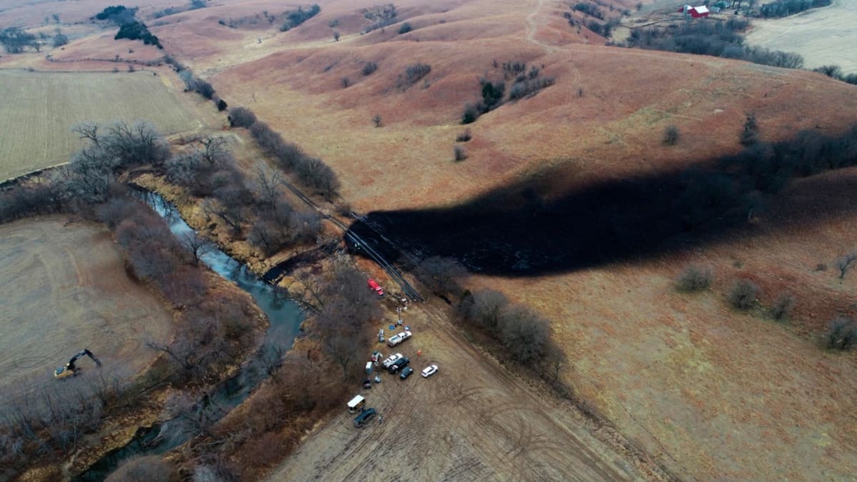 Operador del oleoducto Keystone pagaría una multa de 26.9 millones de dólares por el derrame de casi 13 mil barriles de petróleo en Kansas que afectó un ecosistema y provocó una investigación ambiental en Estados Unidos