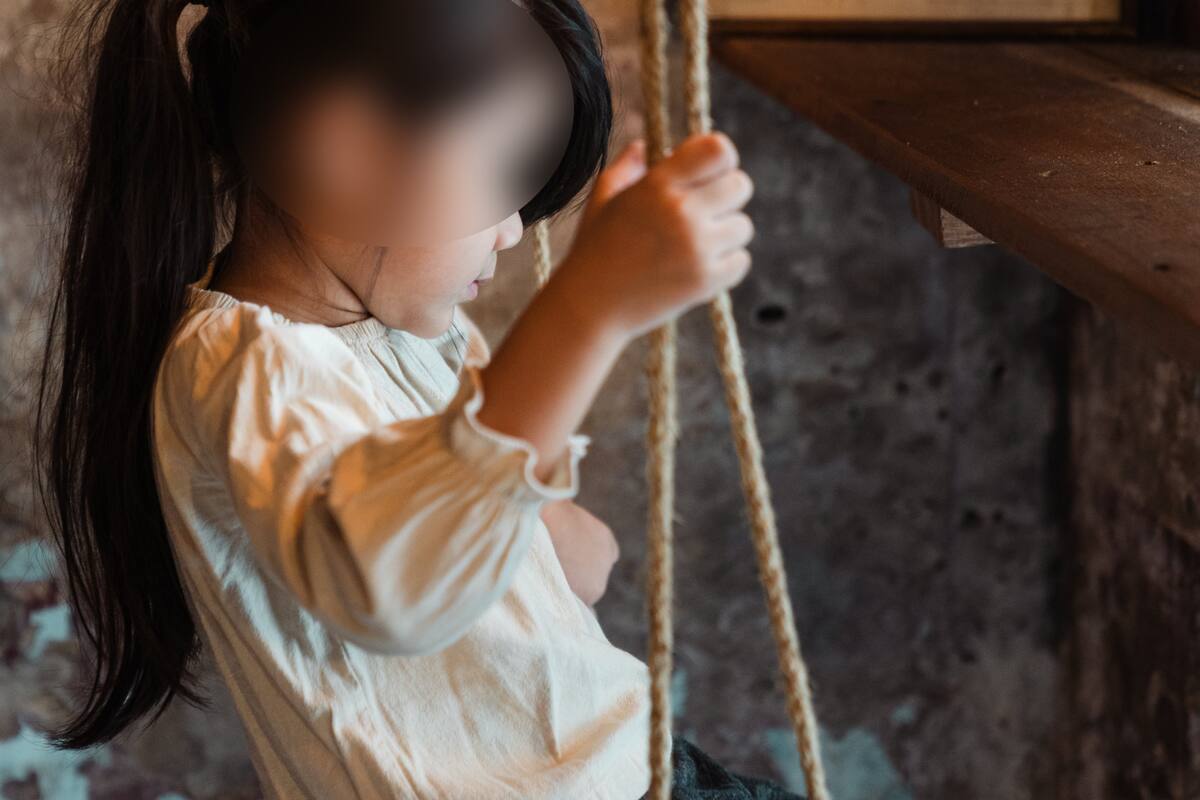 Niña de tres años muere golpeada por su padrastro en El Salvador; hombre se encuentra prófugo