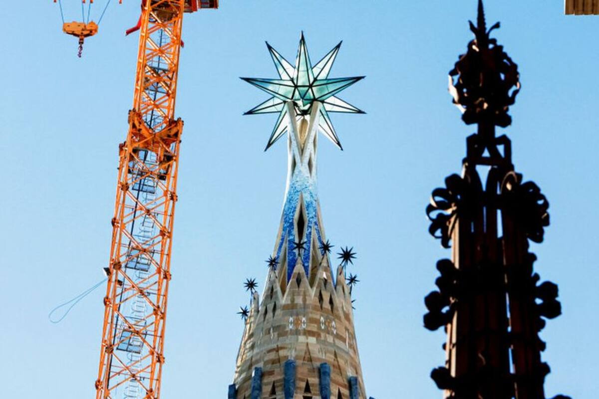 La Sagrada Familia: las imágenes de la nueva torre de la icónica basílica que lleva 140 años en construcción