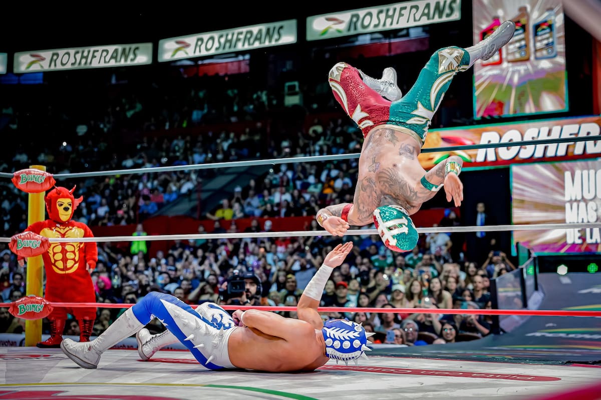 Templario realiza una mortal hacia atrás sobre Soberano Jr. mientras KeMalito observa desde una esquina del ring. (Foto: FB CMLL)