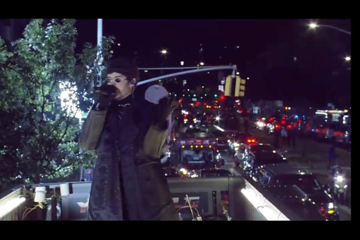 Bad Bunny da concierto en movimiento sobre un trailer en Nueva York