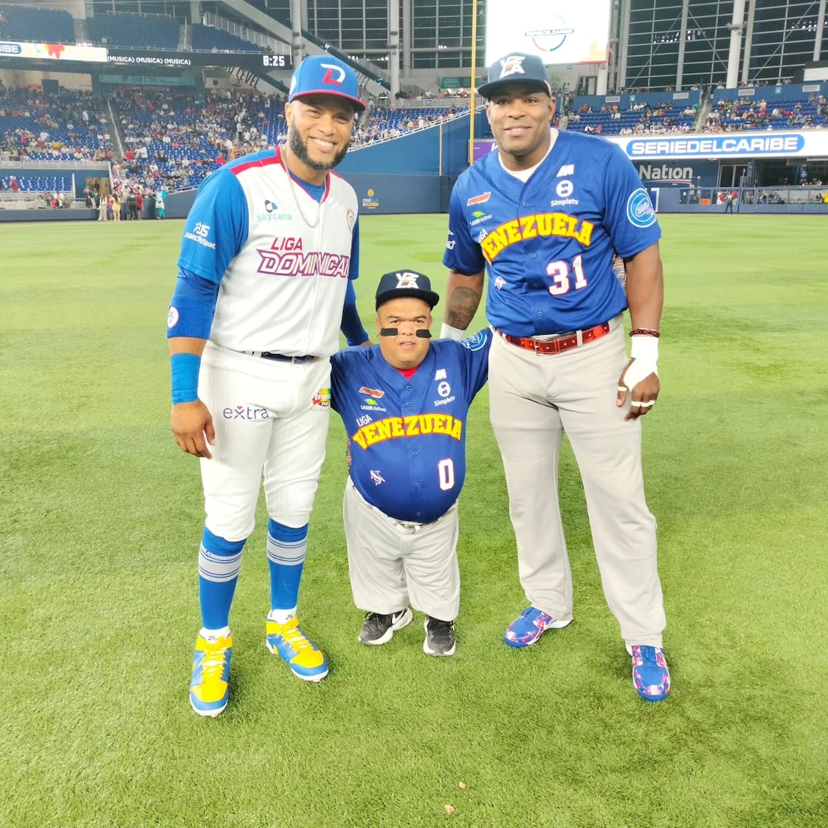 'Chevale' es acompañado por los exligamayoristas, Robinson Canó y Yasiel Puig durante la Serie del Caribe Miami 2024. (Foto: José Valentín Burgos)