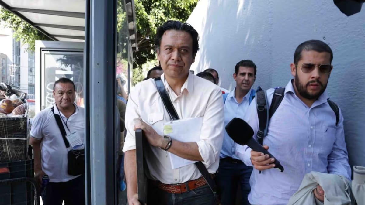 Tras semanas de controversia y protestas, Marx Arriaga regresa a las aulas de la UACJ como docente de tiempo completo; el Consejo Académico avaló por unanimidad su reincorporación luego de su salida de la SEP