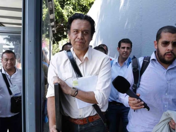 Tras semanas de controversia y protestas, Marx Arriaga regresa a las aulas de la UACJ como docente de tiempo completo; el Consejo Académico avaló por unanimidad su reincorporación luego de su salida de la SEP