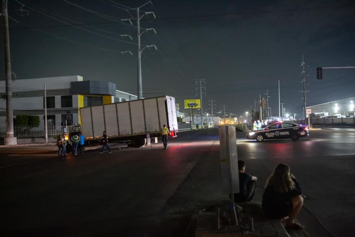 El motociclista fue trasladado de urgencia a un hospital cercano. Foto: Border Zoom