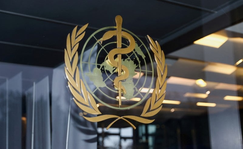 Imagen de archivo del logotipo de la Organización Mundial de la Salud en la entrada del edificio de la OMS, en Ginebra, Suiza. 20 de diciembre, 2021. REUTERS/Denis Balibouse/Archivo