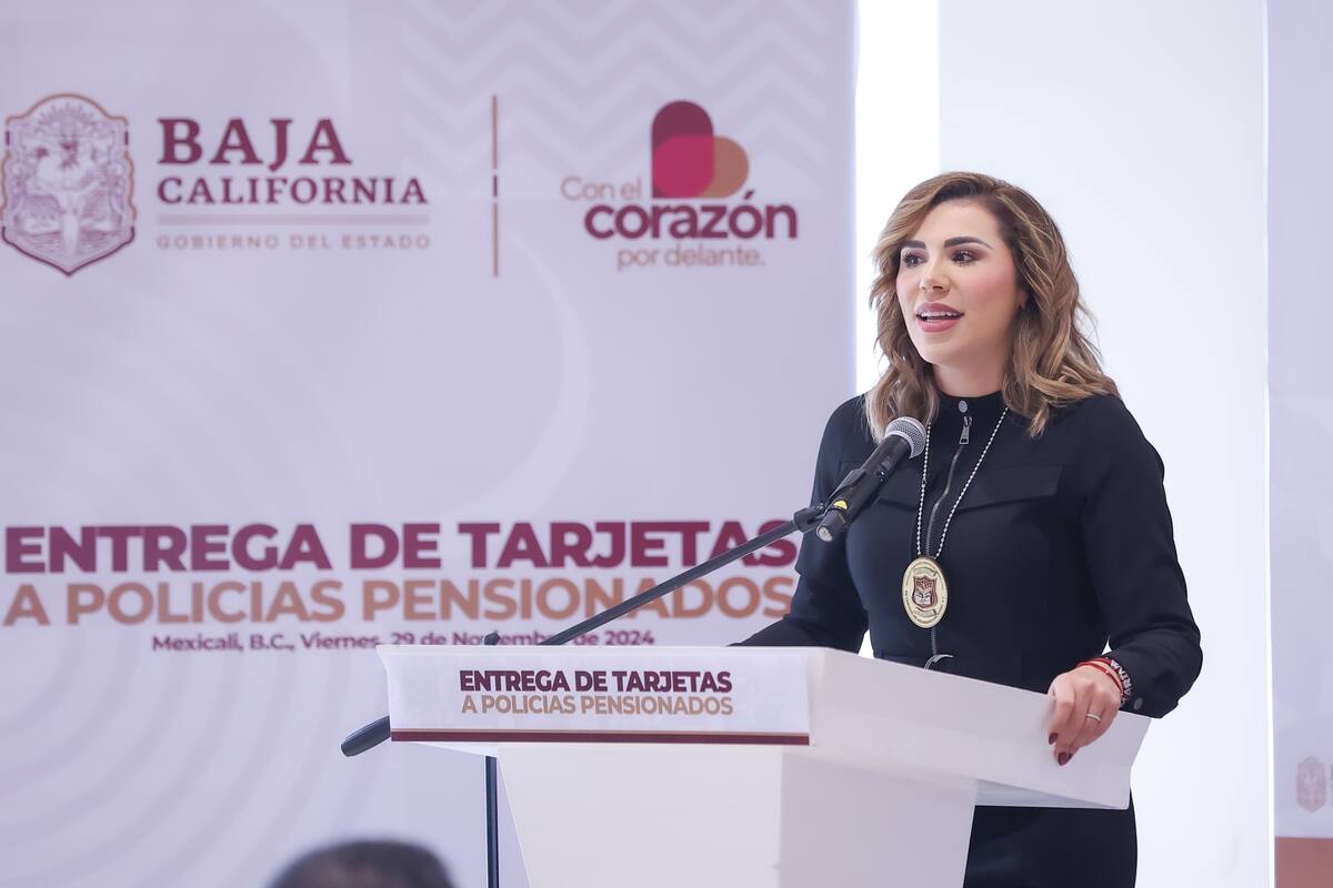 Entrega Marina tarjetas de pensión a policías de FESC