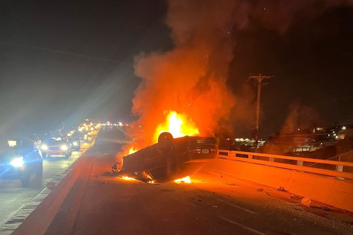 Auto se incendia tras volcadura en Nodo Morelos