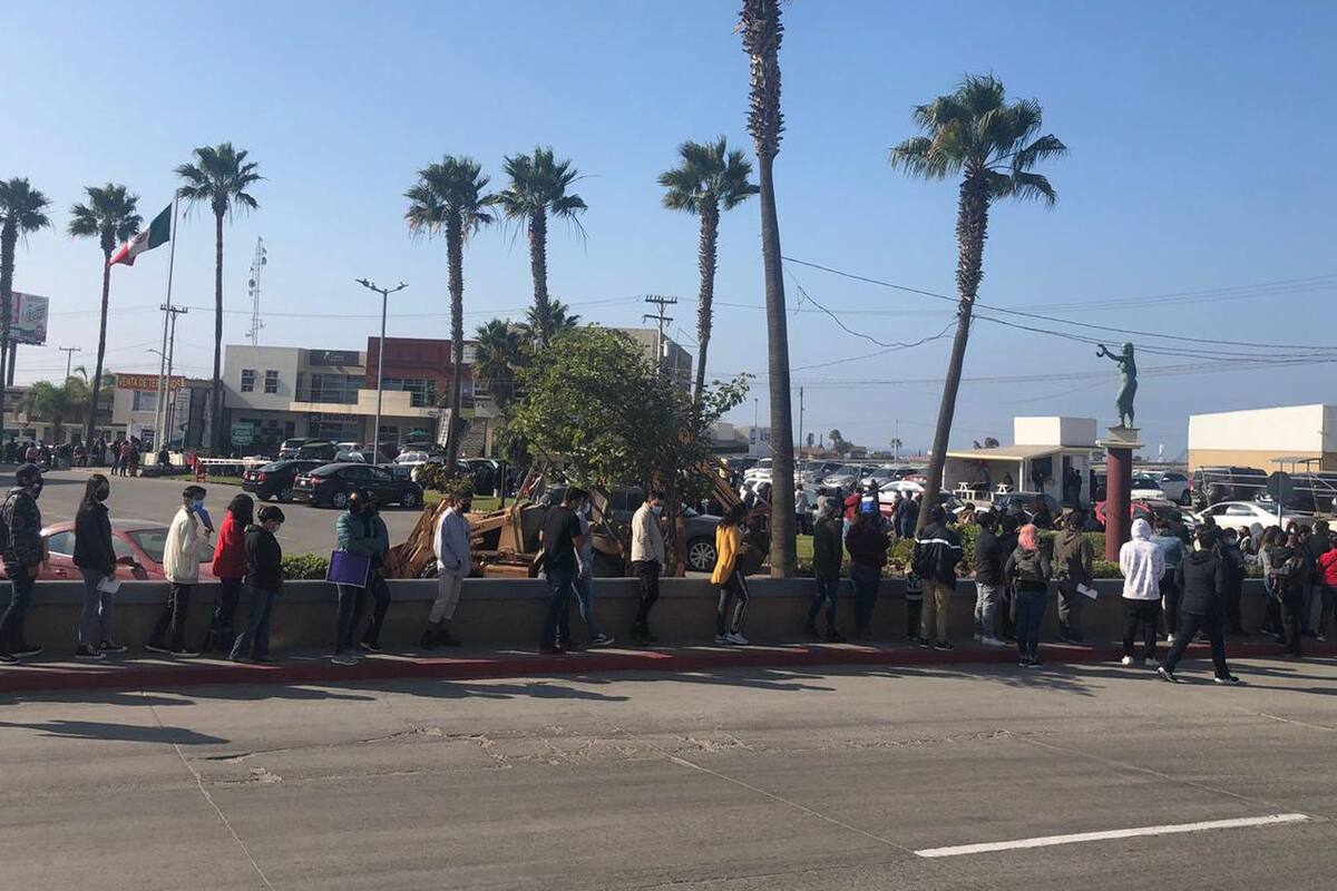 Largas filas en primer día de vacunación a jóvenes de 15 a 17 años en Rosarito