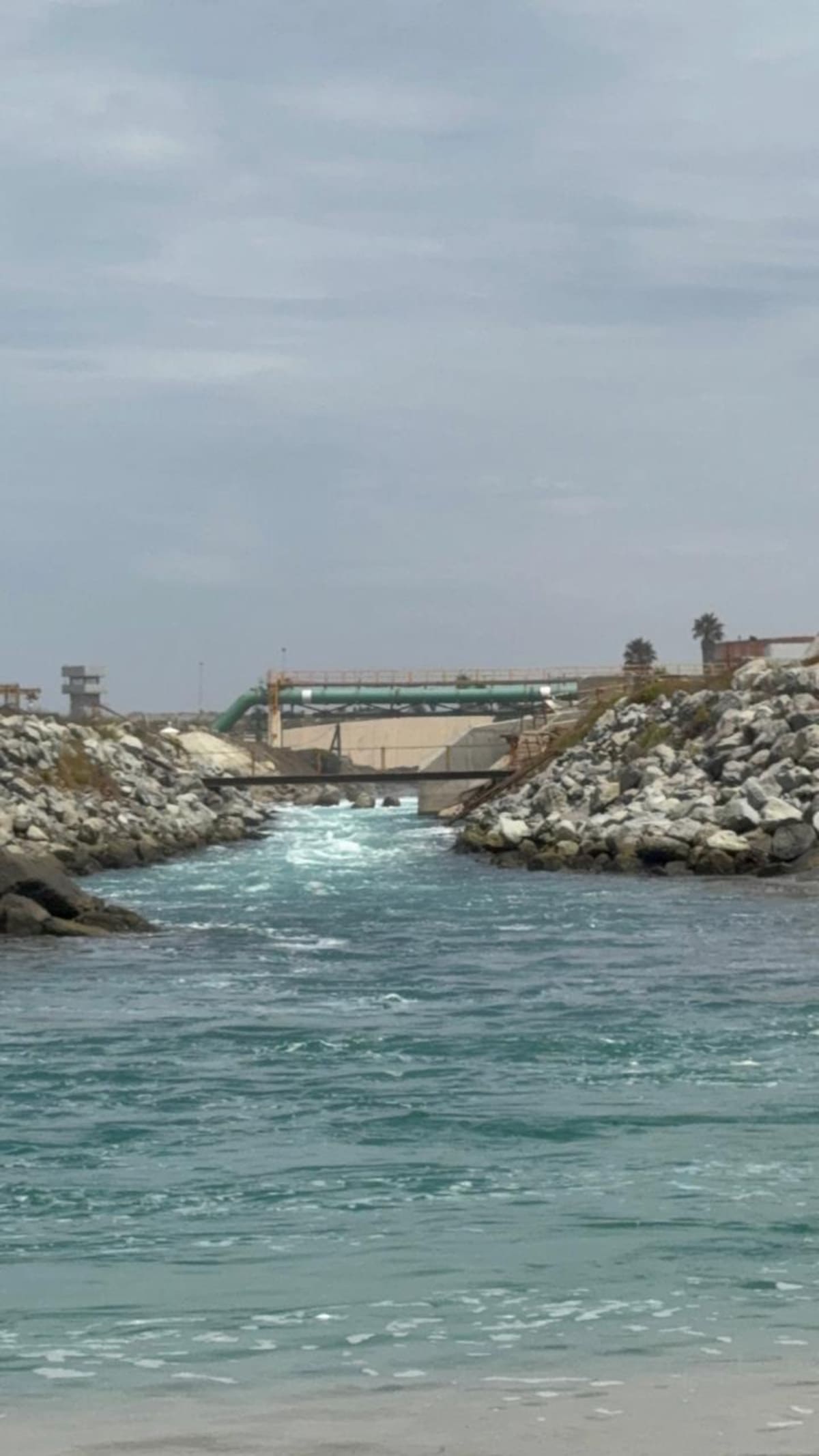 Tras dos fallecimientos por ahogamiento durante el inicio del verano, Salvavidas reforzó la señalización y las medidas preventivas en la playa de la Termoeléctrica, considerada de alto riesgo.
Fotos: Carmen Gutiérrez.