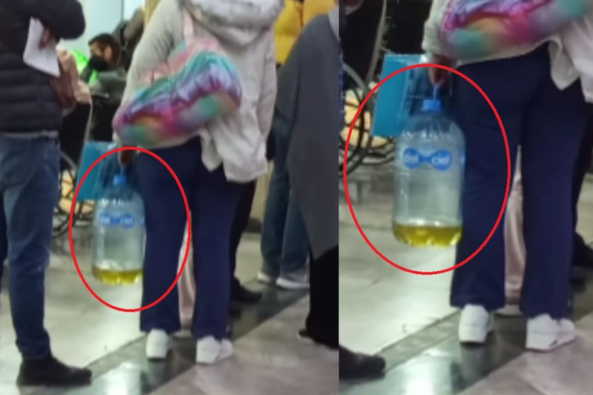 Mujer se vuelve viral por llevar sus muestras de orina en un garrafón