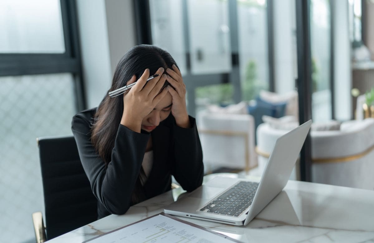 Trabajar sin descanso puede ser una señal de un padecimiento emocional que afecta la salud mental y la calidad de vida | Foto: Especial (canva)