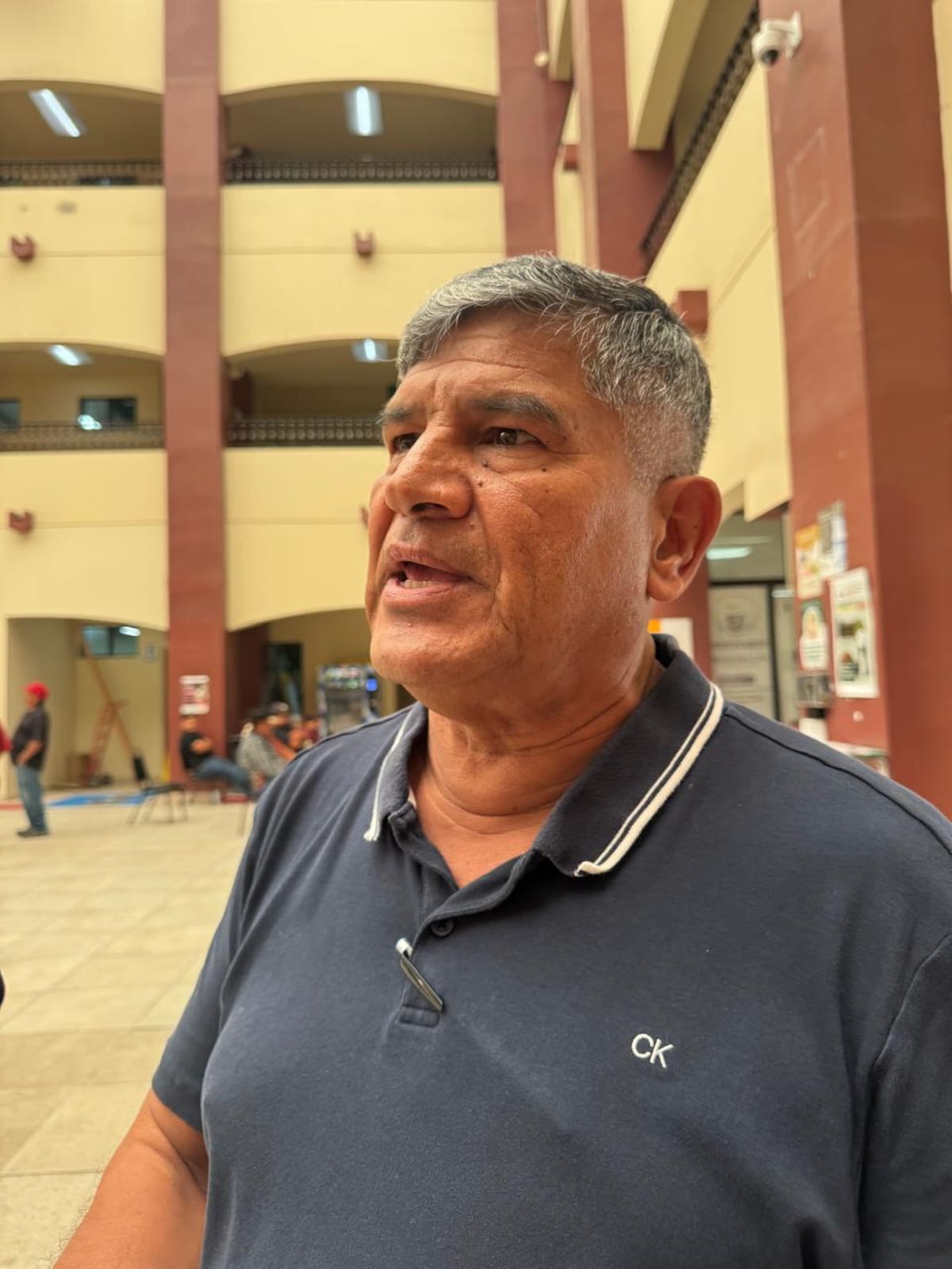 Vecinos aseguran que la falta de entrega oficial del desarrollo por parte de la empresa desarrolladora les impide acceder a servicios como agua potable y drenaje.
Fotos: Carmen Gutiérrez.
