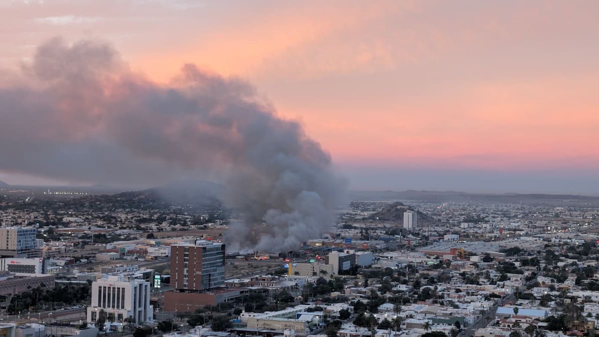 Bomberos de Hermosillo combaten el incendio registrado la madrugada de este jueves en la sucursal de Sam’s Club ubicada en Paseo del Río y bulevar Reforma; la zona permanece acordonada. FOTOS: JULIÁN ORTEGA