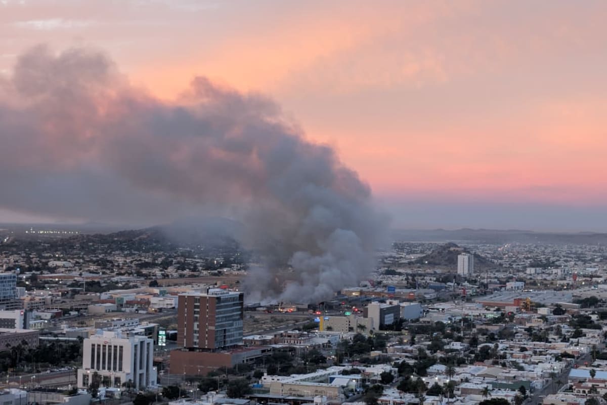 Fuerte incendio consume tienda Sam’s Club de Paseo del Río y Reforma en Hermosillo