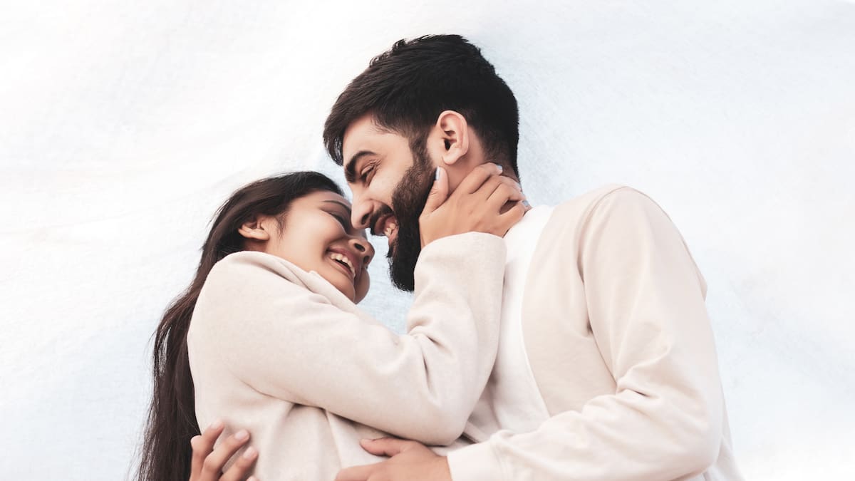 Un estudio iraní sugiere que la depresión y la ansiedad podrían transmitirse entre parejas a través de besos, debido a la transferencia de bacterias bucales alteradas por el estrés/Foto: Canva