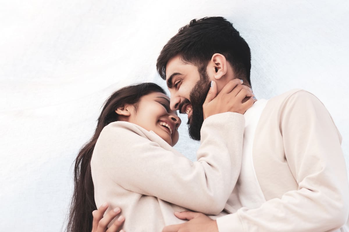 ¿Se puede “contagiar” la depresión con un beso? Un nuevo estudio lo sugiere