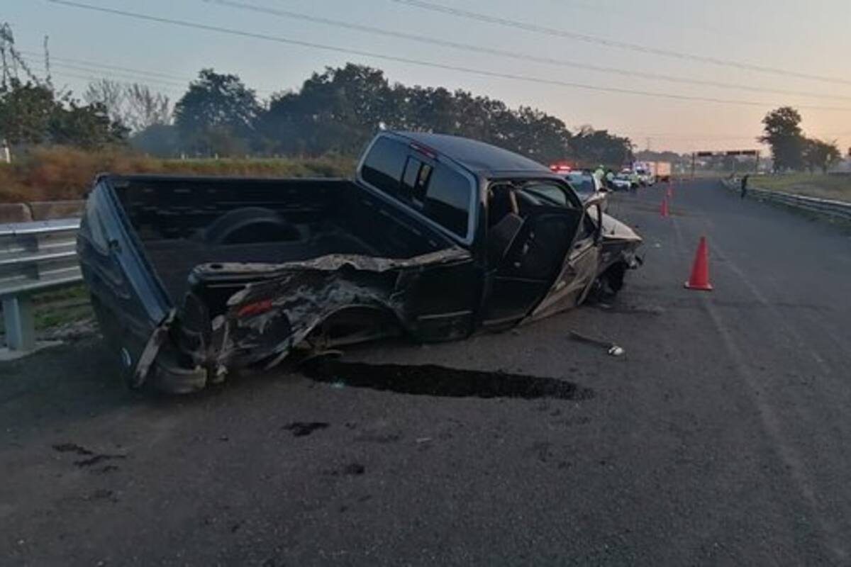 Camioneta con migrantes vuelca en Veracruz; hay un muerto y cinco heridos