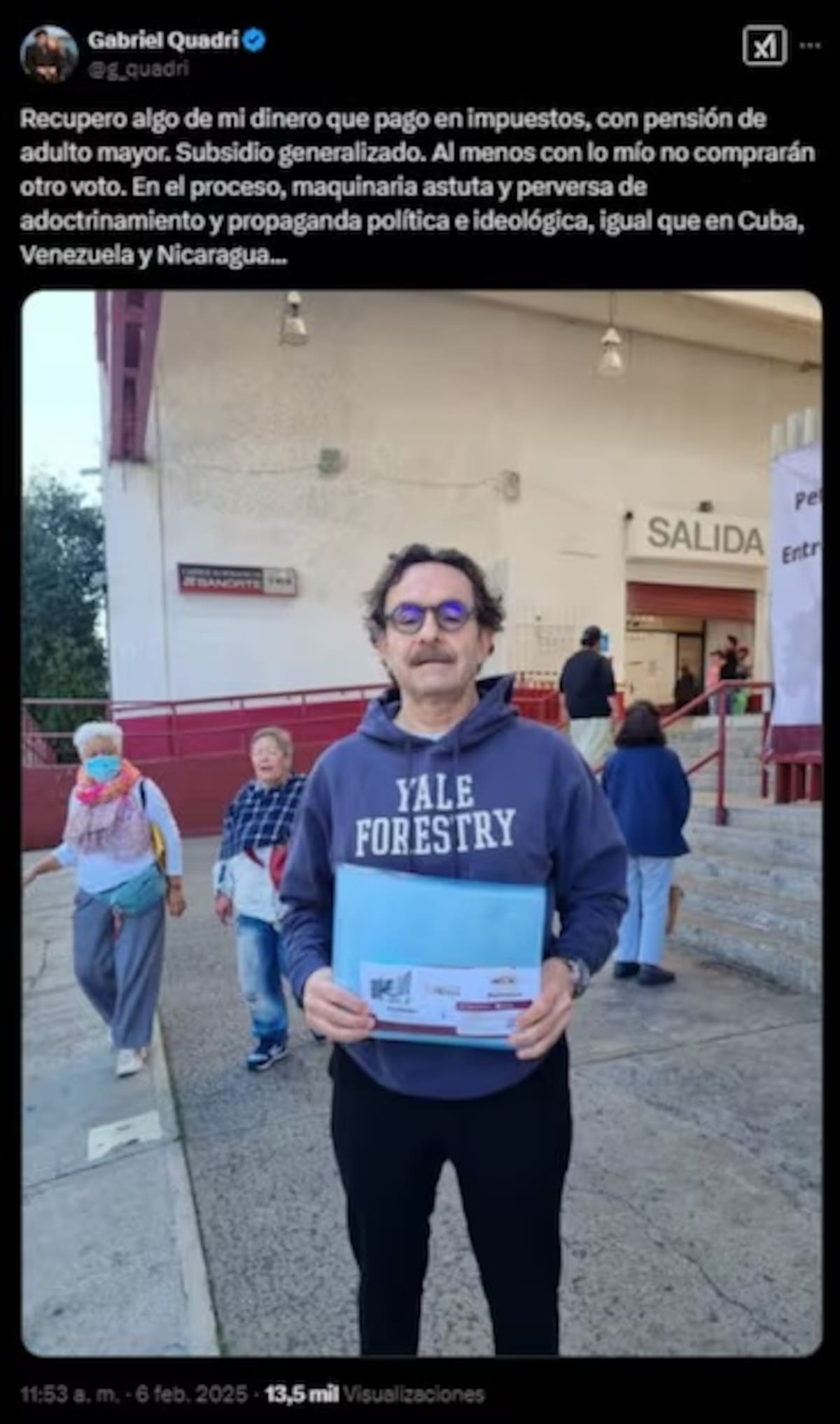 Gabriel Quadri presume su nueva tarjeta para recibir la pensión del Bienestar para adultos mayores, pero niega que con eso "lo vayan a comprar".