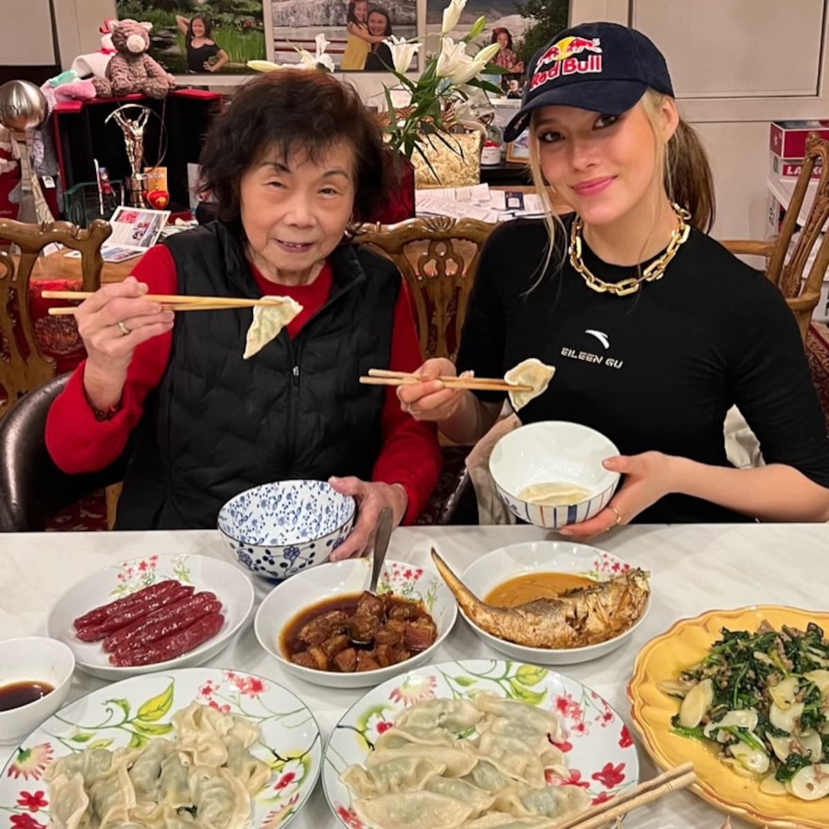 Eileen Gu y su abuela degustando en un restaurant. (Foto: @eileengu)