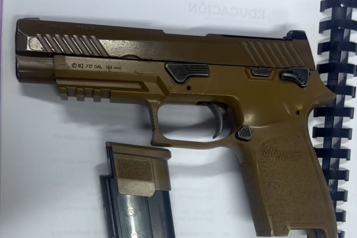 Un joven de 16 años fue sorprendido con réplica de arma de fuego en Bugambilias: detalles del incidente