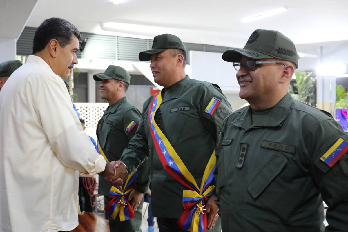 Maduro condecora a altos militares sancionados por Estados Unidos en Venezuela