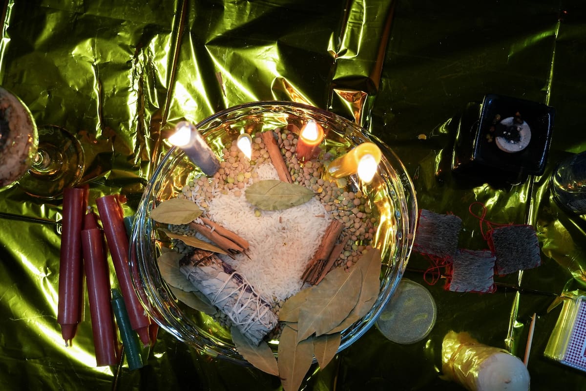 Pueden ser realizados por niños y adultos antes de que se acabe el 2025. Y en punto de las 12am todos deben lanzar lentejas o salir a la calle con maletas para decretar trabajo, dinero o viaje. Foto: Leonardo González