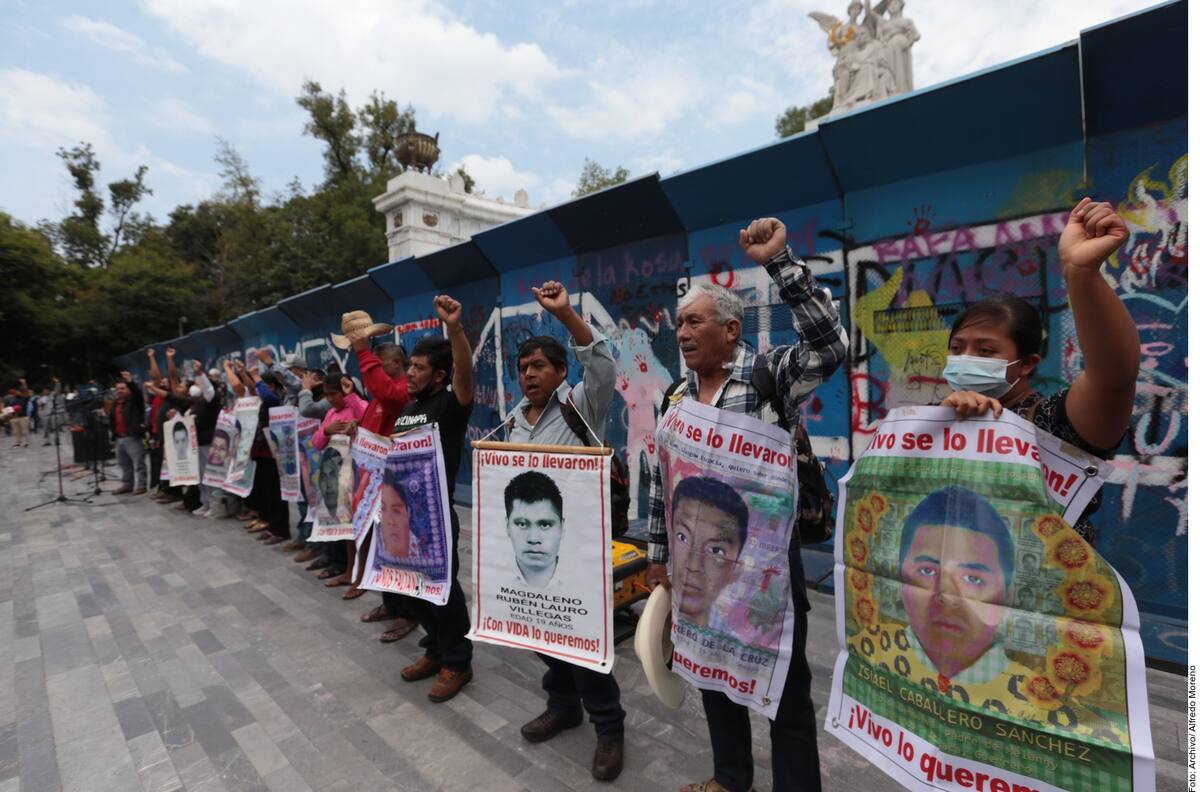 Padres del Caso Ayotzinapa se manifiestan exigiendo justicia. | Especial