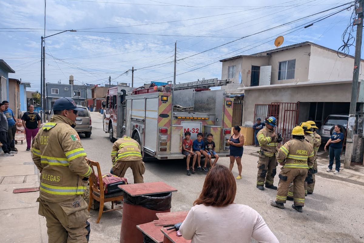 Rescatan a tres menores durante incendio en vivienda de Villas del Real 6