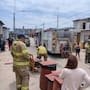 Rescatan a tres menores durante incendio en vivienda de Villas del Real 6