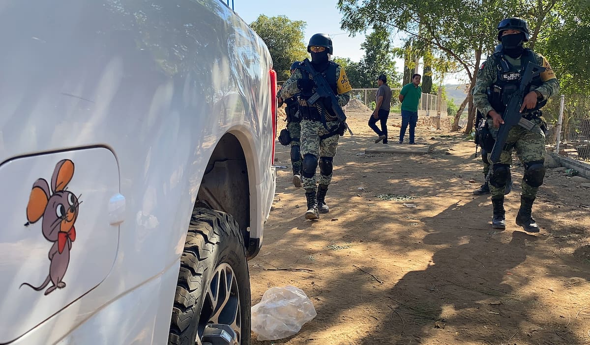 MEX3788. CULIACÁN (MÉXICO), 07/01/2023.- Integrantes del Ejercito Mexicano reguardan la zona hoy, donde fue capturado Ovidio Guzmán, hijo del 'Chapo', el pasado 5 de enero de 2023 en Culiacán, Sinaloa (México). Con rastros de sangre, cientos de casquillos y poco más de una decena de vehículos blindados con impactos de bala se encuentra la casa donde fue detenido Ovidio Guzmán, uno de los hijos de Joaquín el Chapo Guzmán, en Sinaloa, ubicada en Sinaloa, al norte de México. EFE/Juan Carlos Cruz
