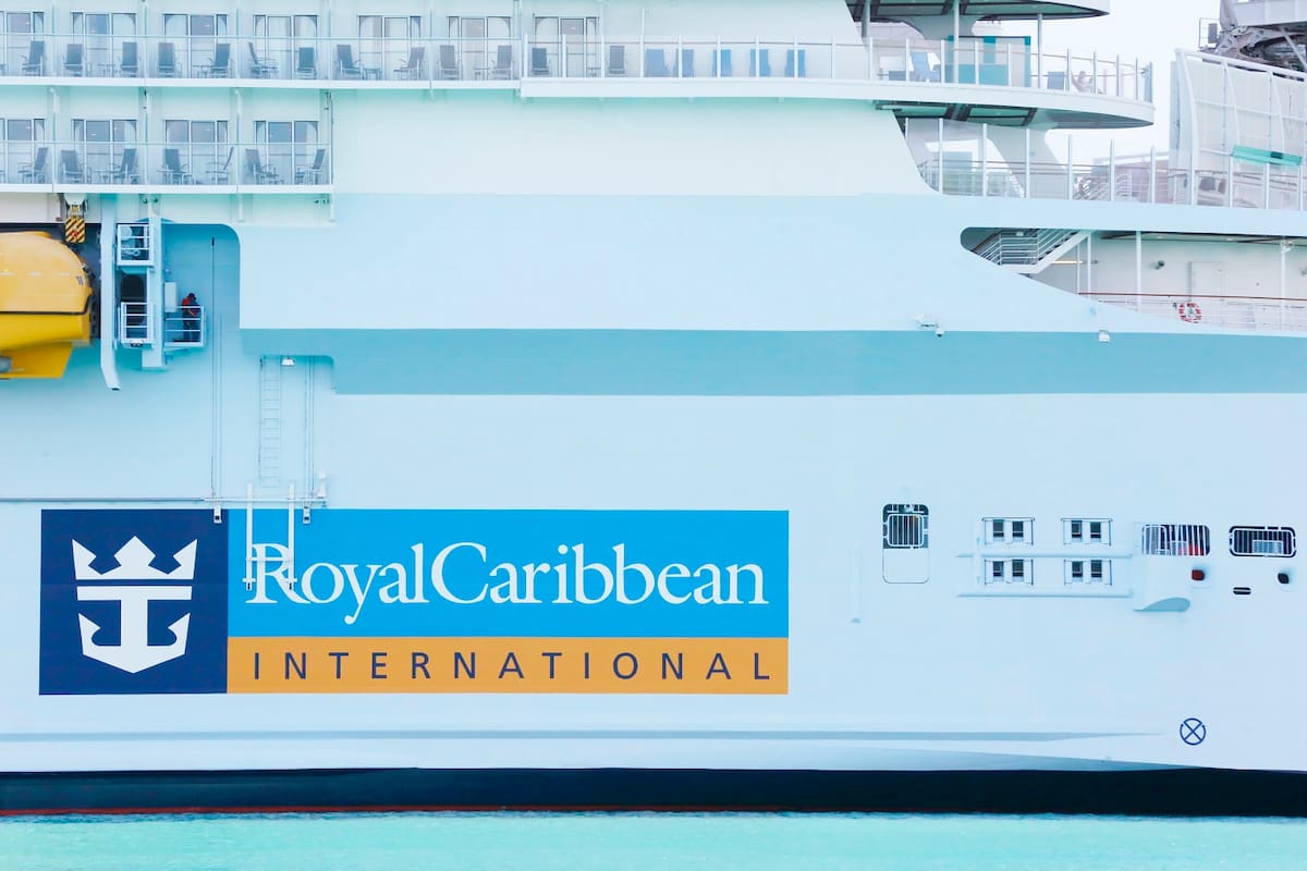 ARCHIVO - En esta foto del 14 de marzo del 2020, el crucero Royal Caribbean International está atracado junto a otros buques en el Puerto de Miami, cuando el mundo sufre la pandemia de coronavirus. (AP Foto/Brynn Anderson)