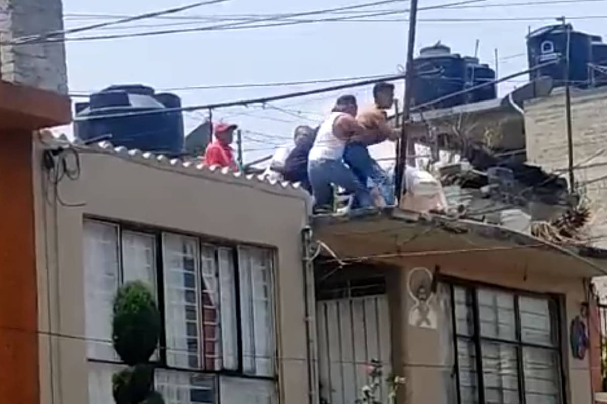 VIDEO: Salvan a hombre de arrojarse desde una azotea en Edomex