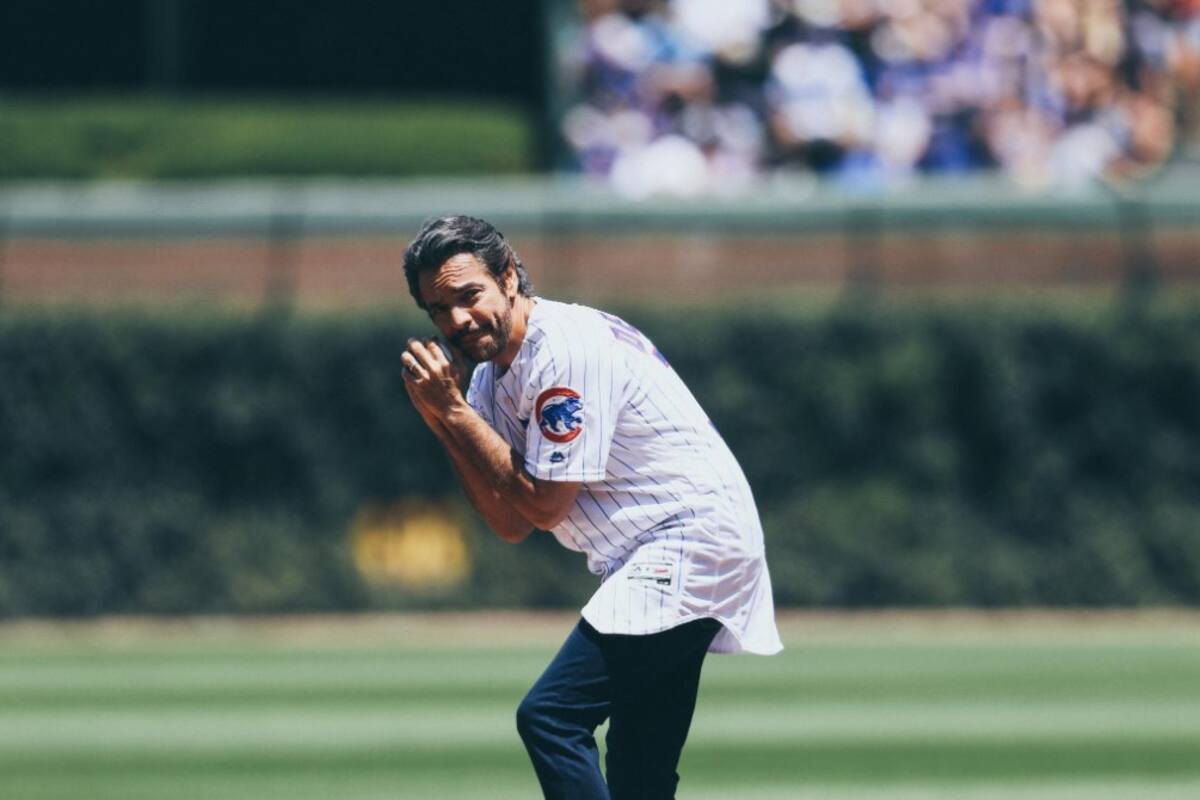 Eugenio Derbez debuta como lanzador en juego de Cachorros y Piratas