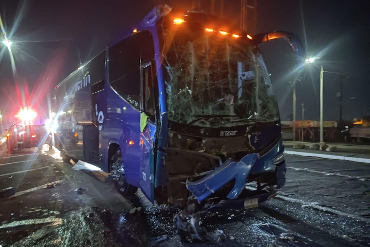 Cuatro lesionados en choque entre camión de pasajeros y tractocamión