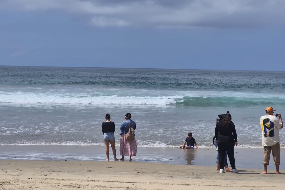 Entre advertencias de contaminación disfrutan playas de Tijuana
