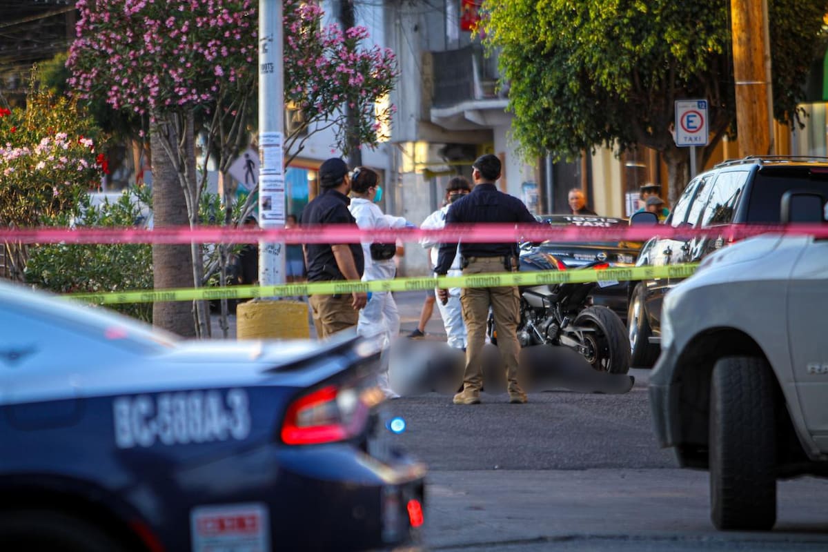 Elementos de seguridad acordonaron la avenida Coahuila, en la Zona Norte de Tijuana, donde un hombre murió tras ser atacado a balazos. Foto: Border Zoom.