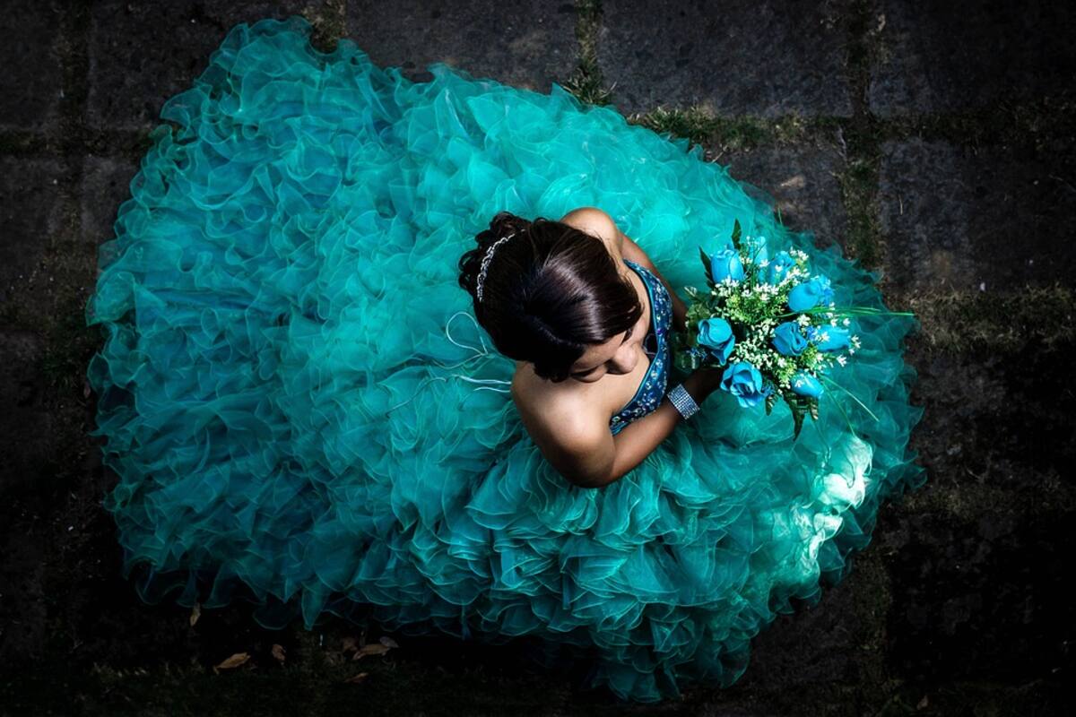 Viral: Quinceañera camina sobre chambelanes, se viraliza momento