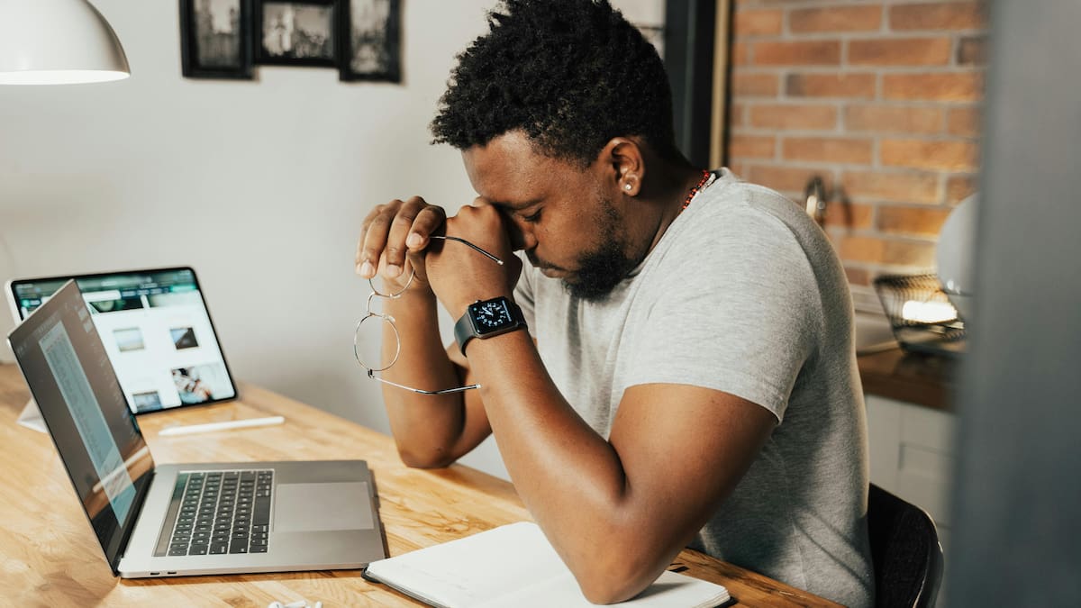 Esta guía reúne pasos prácticos basados en funciones integradas del sistema operativo y en recomendaciones técnicas de uso común.