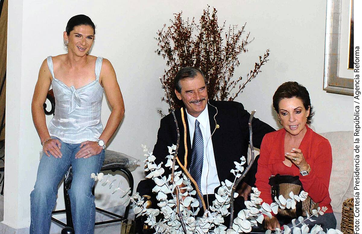 En agosto de 2003, Vicente Fox felicitó a Ana Gabriela Guevara por su medalla de oro en el Campeonato Mundial de Atletismo en París.