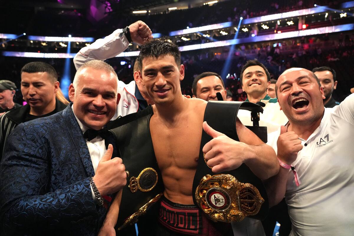 Dmitry Bivol festeja con sus cinturones de campeón tras vencer por decisión unánime a Saúl "Canelo" Álvarez en pelea por título mundial semicompleto. T-Mobile Arena, Las Vegas, Nevada, EEUU. 7 de mayo de 2022.
CREDITO OBLIGADO USA TODAY/Joe Camporeale