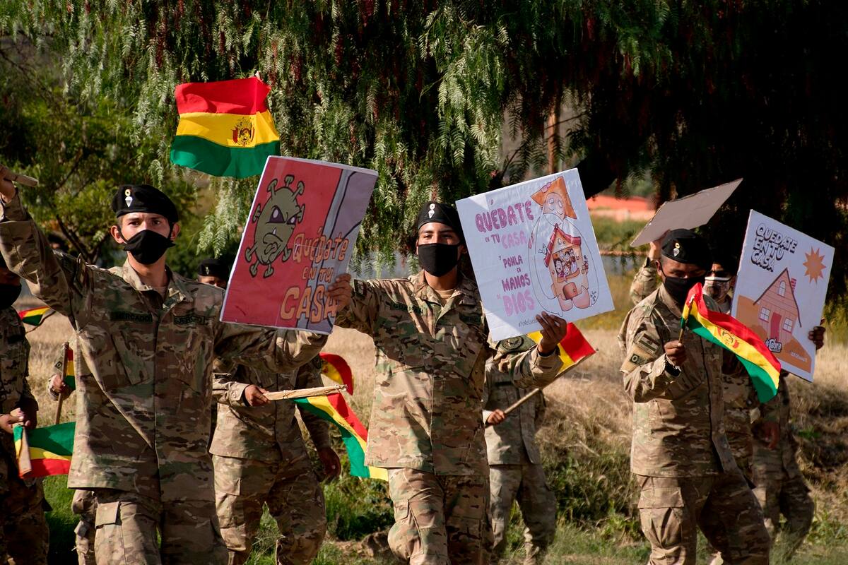 Cantando y bailando, militares bolivianos animan a quedarse en casa