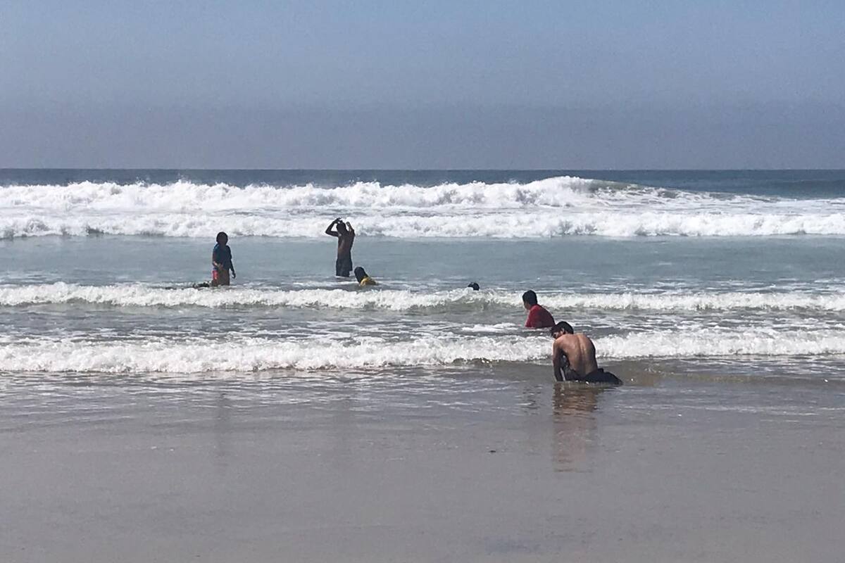Ignoran bañistas prohibición de entrada a playas de Rosarito