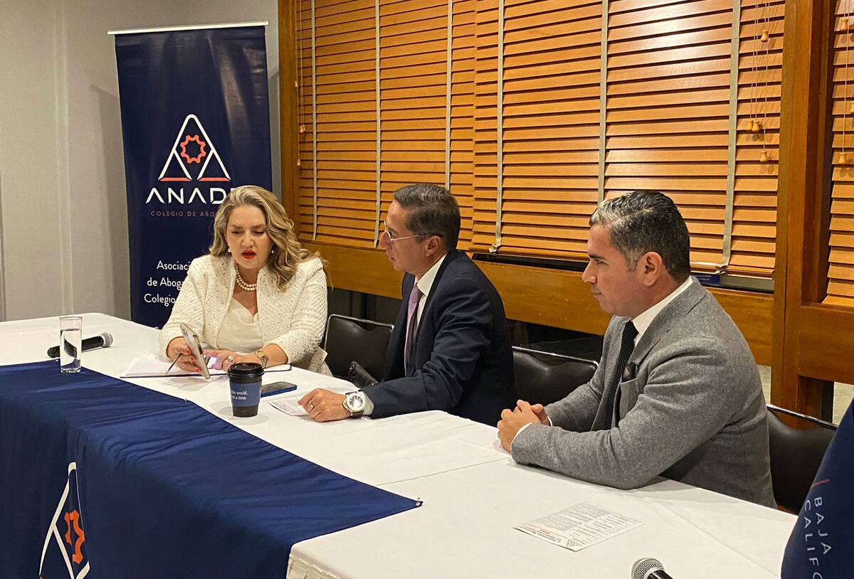 Héctor Torres López , presidente de la sección Baja California de la Asociación Nacional de Abogados de Empresa (Anade) y Alejandro Pedrín Cisneros, socio de la práctica laboral del despacho TP Legal, hablaron sobre las empresas "golondrinas". Foto: Emmanuel Castañeda
