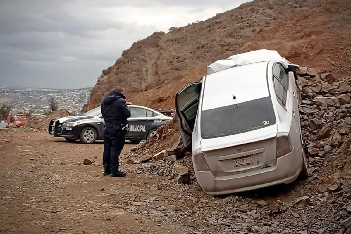Choque en bulevar 2000 deja un auto fuera de la vía