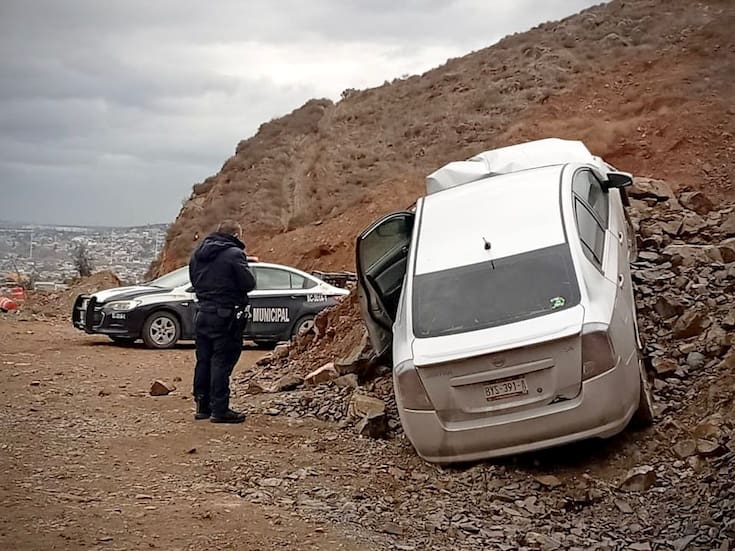 Choque en bulevar 2000 deja un auto fuera de la vía