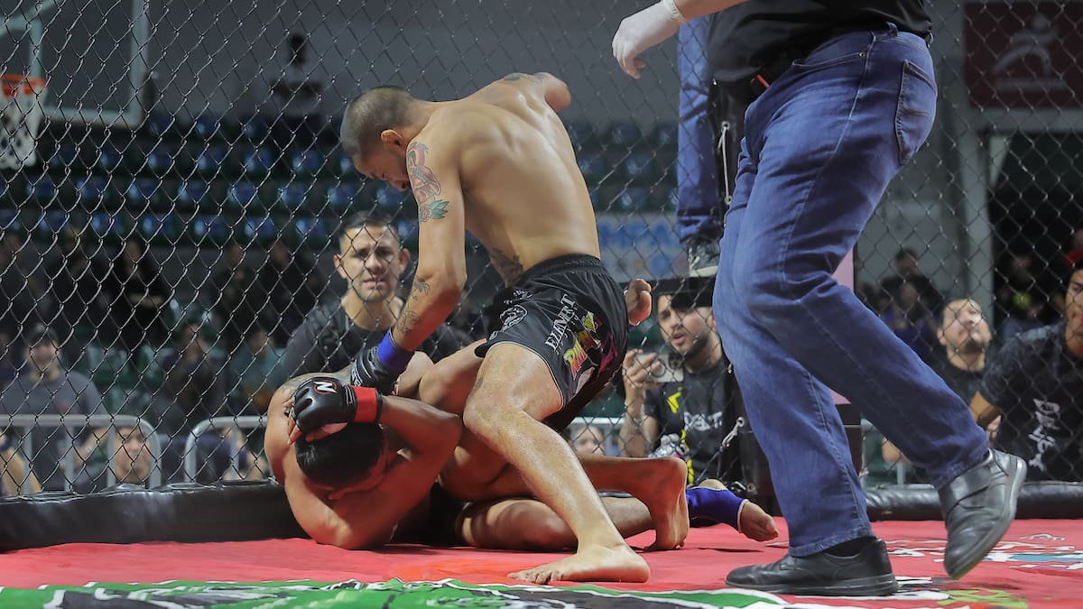 Rubén Páez castiga a su rival tras mandarlo a la lona con un gancho al hígado.
