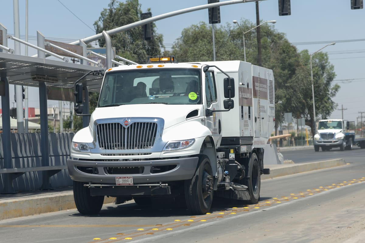 Nuevas barredoras limpian 2 mil 500 kilómetros de vialidades en cuatro meses
