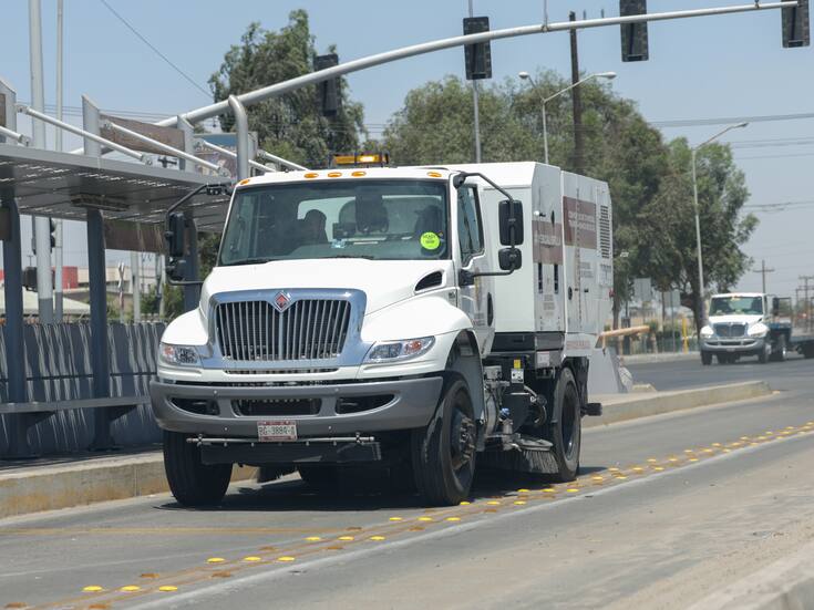 Nuevas barredoras limpian 2 mil 500 kilómetros de vialidades en cuatro meses
