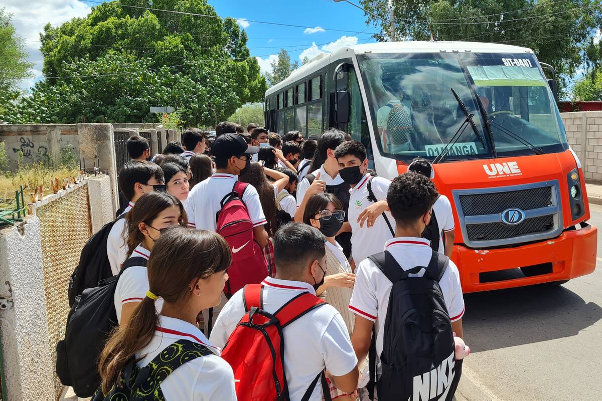 Estudiantes esperan hasta hora y media por el camión
